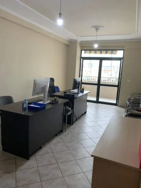 Tirane, jepet me qera apartament 1+1 Kati 4, 75 m² 400 Euro (21 Dhjetori)