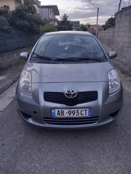 Tirane, shitet makine Toyota Yarsi Viti 2007, 4.200 Euro