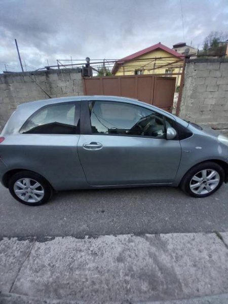 Tirane, shitet makine Toyota Yarsi Viti 2007, 4.200 Euro