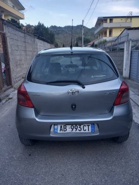 Tirane, shitet makine Toyota Yarsi Viti 2007, 4.200 Euro