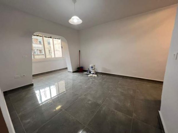 Jepet me Qera Apartament 1+1 per Zyre  i sapoinvestuar, Kati 3, 60 m² 400 Euro (Ish Parku, Rr.Kongresi i Lushnjes)