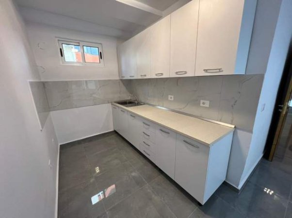 Jepet me Qera Apartament 1+1 per Zyre  i sapoinvestuar, Kati 3, 60 m² 400 Euro (Ish Parku, Rr.Kongresi i Lushnjes)