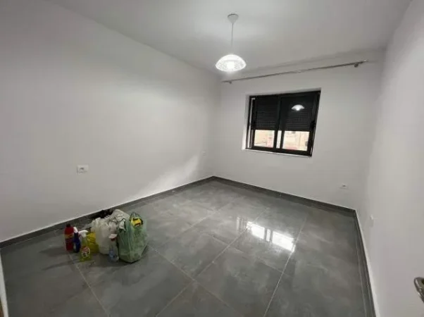 Jepet me Qera Apartament 1+1 per Zyre  i sapoinvestuar, Kati 3, 60 m² 400 Euro (Ish Parku, Rr.Kongresi i Lushnjes)