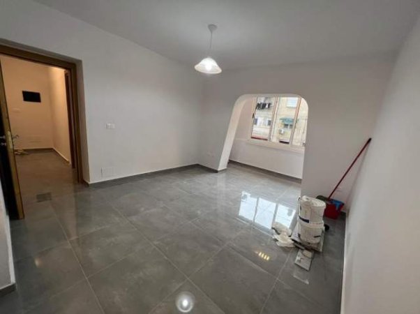 Jepet me Qera Apartament 1+1 per Zyre  i sapoinvestuar, Kati 3, 60 m² 400 Euro (Ish Parku, Rr.Kongresi i Lushnjes)