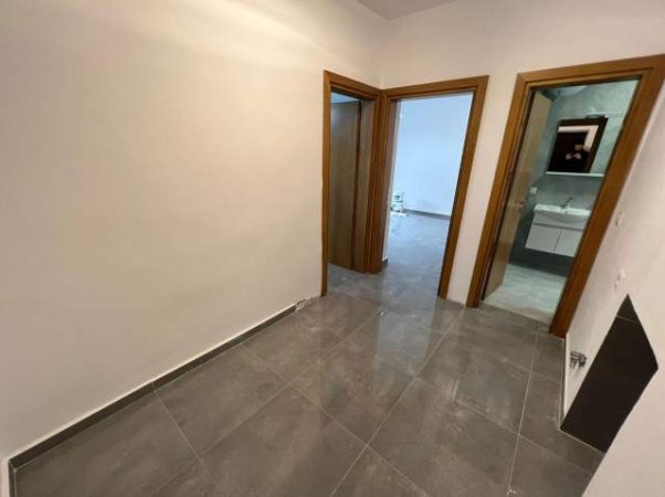 Jepet me Qera Apartament 1+1 per Zyre  i sapoinvestuar, Kati 3, 60 m² 400 Euro (Ish Parku, Rr.Kongresi i Lushnjes)