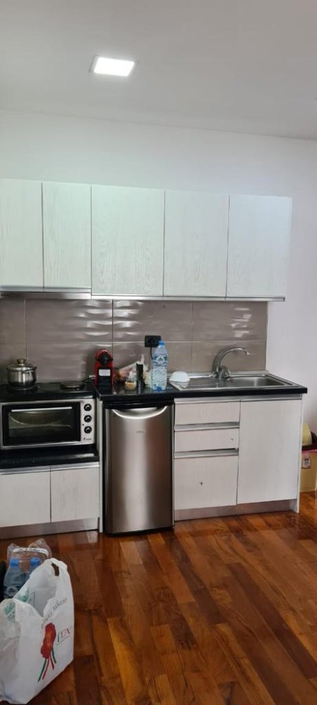 Tirane, jepet me qera apartament 1+1 100 m² 500 Euro