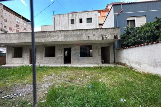 Tirane, shes 208 m² 240 Euro (Rruga e Kavajes)
