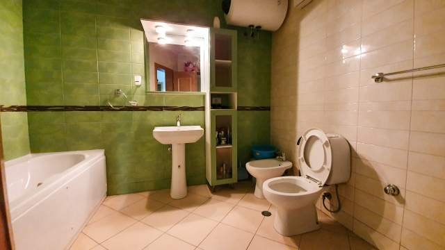 Tirane, jepet me qera apartament 2+1+BLK Kati 9, 97 m² 600 Euro (prane Le Bon)