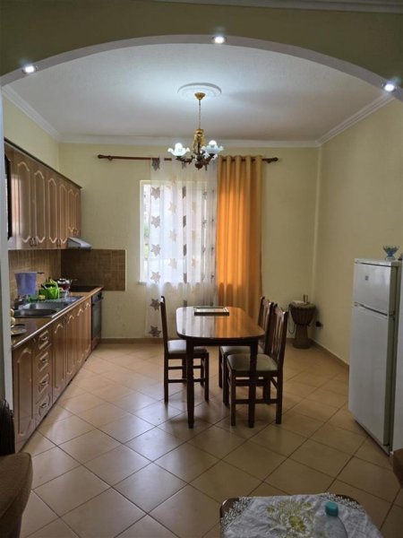 Tirane, jepet me qera Vile 1+1 Kati 1, 110 m² 40,000Leke (Rruga Halit Bega)