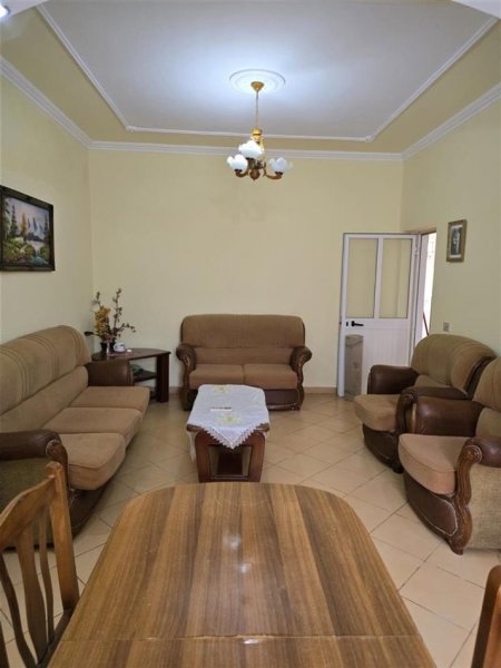 Tirane, jepet me qera Vile 1+1 Kati 1, 110 m² 40,000Leke (Rruga Halit Bega)