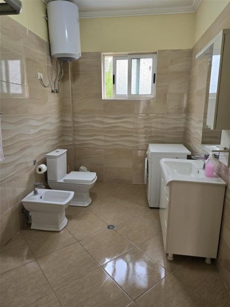 Tirane, jepet me qera Vile 1+1 Kati 1, 110 m² 40,000Leke (Rruga Halit Bega)