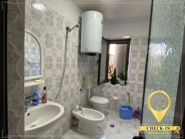 Tirane, jepet me qera apartament 1+1+Aneks+Ballkon Kati 3, 55 m² 300 € (Rruga Hysen Loci)