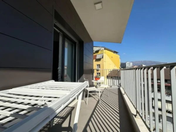 Tirane, jepet me qera apartament 2+1 Kati 3, 105 m² 1.200 € (Rruga Dibres)