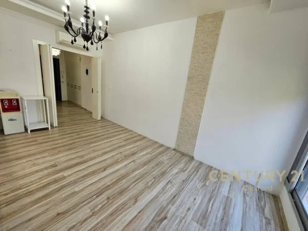 Tirane, jepet me qera ambjent biznesi Kati 1, 84 m² 650 € (Xhamlliku)