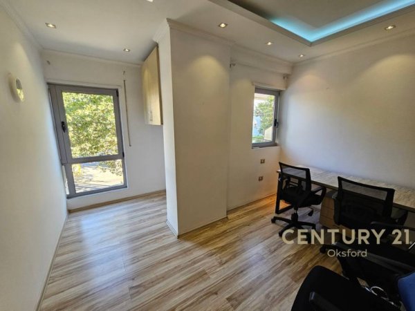 Tirane, jepet me qera ambjent biznesi Kati 1, 84 m² 650 € (Xhamlliku)