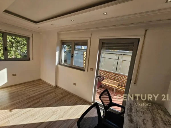 Tirane, jepet me qera ambjent biznesi Kati 1, 84 m² 650 € (Xhamlliku)