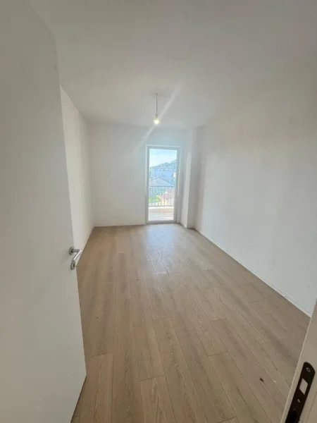 Tirane, jepet me qera apartament 2+1+2 me parkim Kati 2, 120 m² 400 € (Kombinat te Minibashkia)