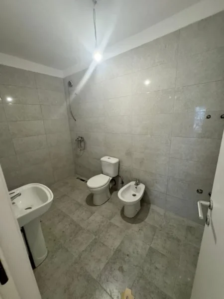 Tirane, jepet me qera apartament 2+1+2 me parkim Kati 2, 120 m² 400 € (Kombinat te Minibashkia)