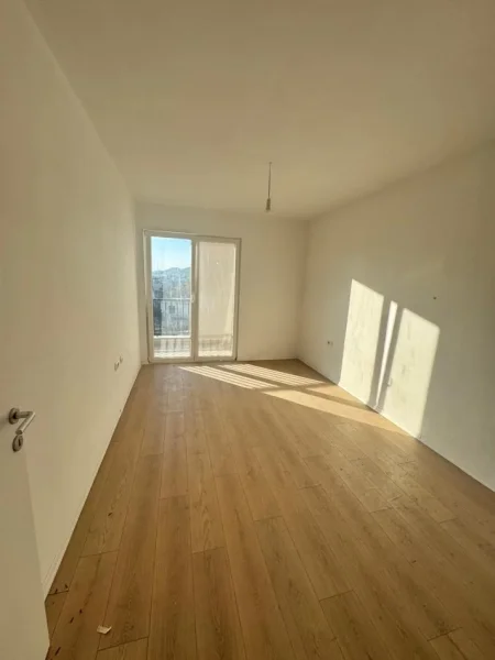 Tirane, jepet me qera apartament 2+1+2 me parkim Kati 2, 120 m² 400 € (Kombinat te Minibashkia)