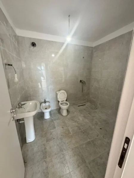 Tirane, jepet me qera apartament 2+1+2 me parkim Kati 2, 120 m² 400 € (Kombinat te Minibashkia)