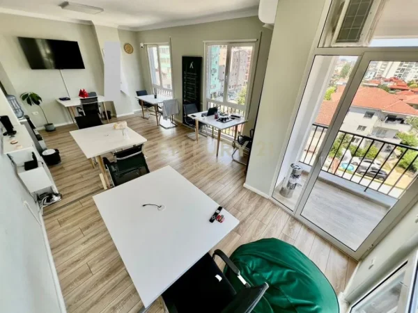 Tirane, jepet me qera ambjent biznesi Kati 4, 105 m² 850 € (Komuna Parisit)