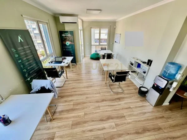 Tirane, jepet me qera ambjent biznesi Kati 4, 105 m² 850 € (Komuna Parisit)