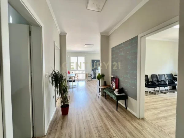 Tirane, jepet me qera ambjent biznesi Kati 4, 105 m² 850 € (Komuna Parisit)