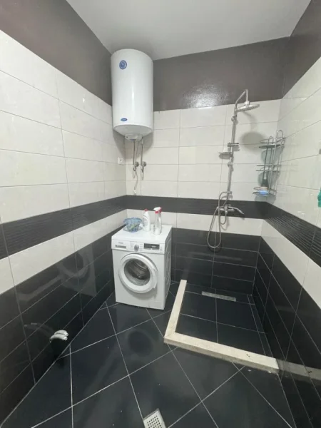 Tirane, jepet me qera apartament 1+1+Ballkon Kati 2, 65 m² 600 € (Rr. Haxhi Dalliu Pas Shkencave te Natyres,)