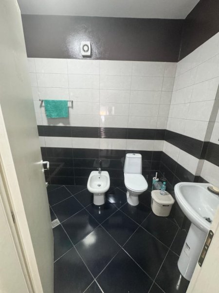 Tirane, jepet me qera apartament 1+1+Ballkon Kati 2, 65 m² 600 € (Rr. Haxhi Dalliu Pas Shkencave te Natyres,)