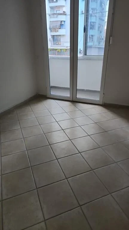 Tirane, jepet me qera zyre 3+1+2 Kati 3, 140 m² 700 € (Te Grepi i Arte, ish Ekspozita)
