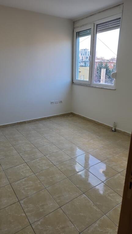 Tirane, jepet me qera zyre 3+1+2 Kati 3, 140 m² 700 € (Te Grepi i Arte, ish Ekspozita)