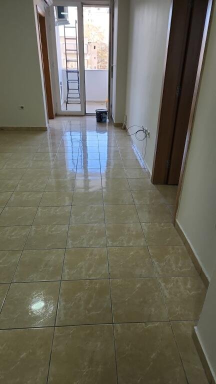 Tirane, jepet me qera zyre 3+1+2 Kati 3, 140 m² 700 € (Te Grepi i Arte, ish Ekspozita)