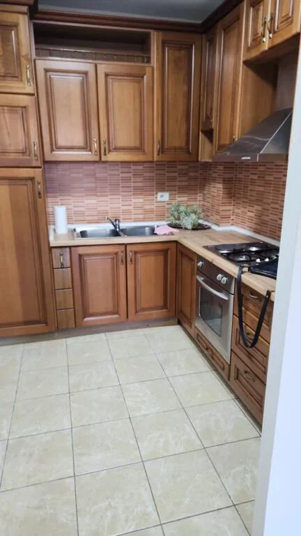 Tirane, jepet me qera zyre 3+1+2 Kati 3, 140 m² 700 € (Te Grepi i Arte, ish Ekspozita)