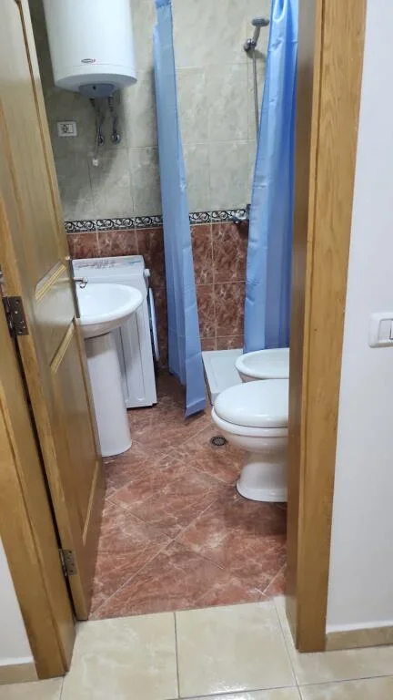 Tirane, jepet me qera zyre 3+1+2 Kati 3, 140 m² 700 € (Te Grepi i Arte, ish Ekspozita)