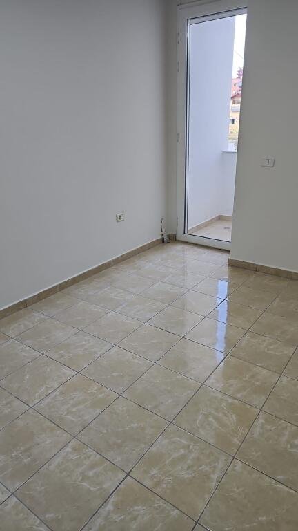 Tirane, jepet me qera zyre 3+1+2 Kati 3, 140 m² 700 € (Te Grepi i Arte, ish Ekspozita)