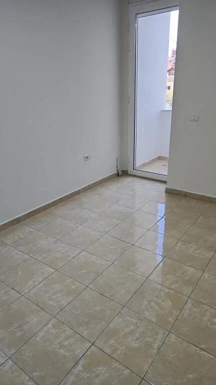 Tirane, jepet me qera zyre 3+1+2 Kati 3, 140 m² 700 € (Te Grepi i Arte, ish Ekspozita)
