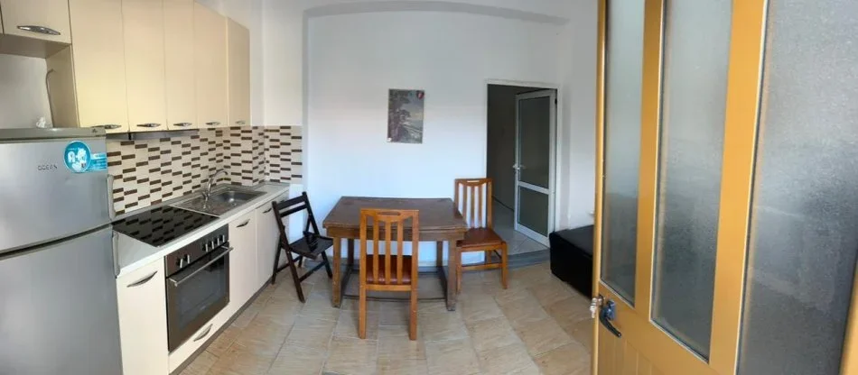 Tirane, jepet me qera apartament 1+1 Kati 1, 50 m² 300 € (Rr. jordan Misja prane Xhamise)