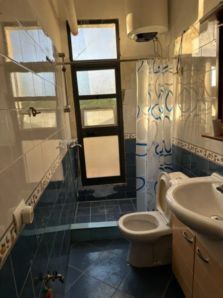 Tirane, jepet me qera apartament 1+1 Kati 1, 50 m² 300 € (Rr. jordan Misja prane Xhamise)