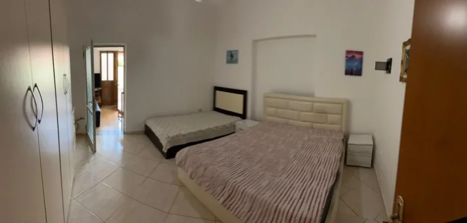 Tirane, jepet me qera apartament 1+1 Kati 1, 50 m² 300 € (Rr. jordan Misja prane Xhamise)