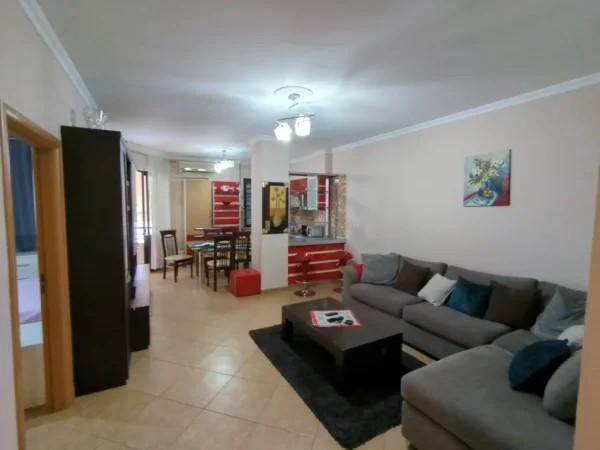 Tirane, jepet me qera apartament 2+1 Kati 4, 82 m² 500 € (astir)