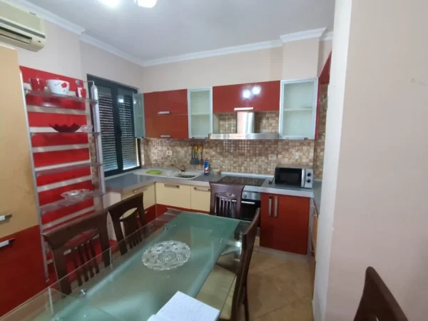 Tirane, jepet me qera apartament 2+1 Kati 4, 82 m² 500 € (astir)