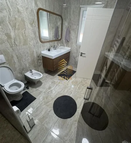 Tirane, jepet me qera Vile 3+1+Ballkon Kati 2, 300 m² 1500 € (Rruga Gryka e Kaçanikut, Laknas)