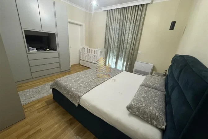 Tirane, jepet me qera Vile 3+1+Ballkon Kati 2, 300 m² 1500 € (Rruga Gryka e Kaçanikut, Laknas)