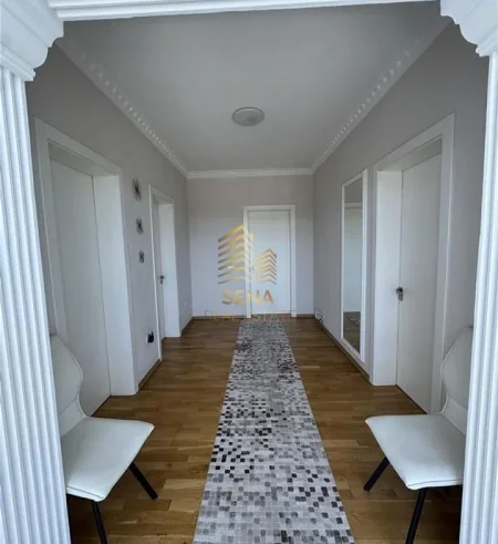 Tirane, jepet me qera Vile 3+1+Ballkon Kati 2, 300 m² 1500 € (Rruga Gryka e Kaçanikut, Laknas)