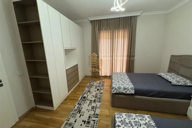 Tirane, jepet me qera Vile 3+1+Ballkon Kati 2, 300 m² 1500 € (Rruga Gryka e Kaçanikut, Laknas)