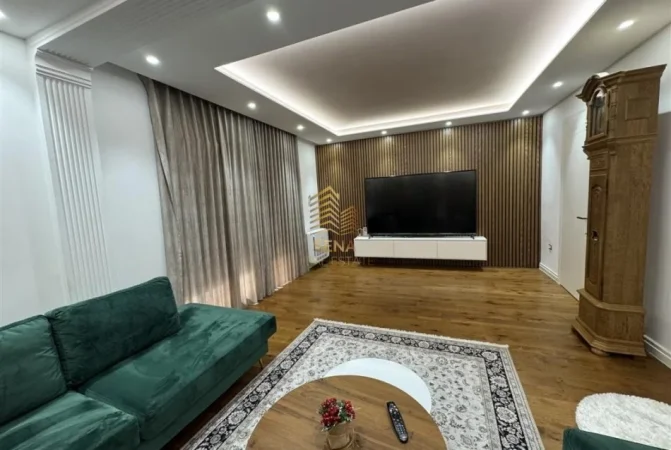 Tirane, jepet me qera Vile 3+1+Ballkon Kati 2, 300 m² 1500 € (Rruga Gryka e Kaçanikut, Laknas)