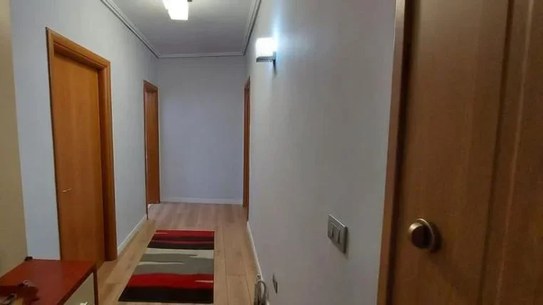 Tirane, jepet me qera apartament 2+1 Kati 3, 97 m² 650 € (KOMUNAE PARISIT)