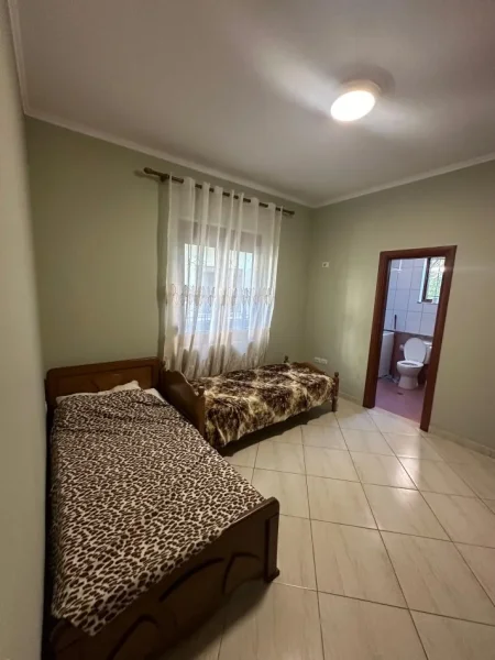 Tirane, jepet me qera shtepi 1+1 Kati 1, 65 m² 350 € (Rr. Jordan Misja te Lavazh 007)