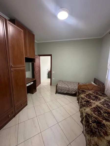 Tirane, jepet me qera shtepi 1+1 Kati 1, 65 m² 350 € (Rr. Jordan Misja te Lavazh 007)