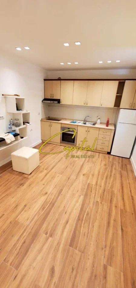 Tirane, jepet me qera zyre Kati 0, 75 m² 650 € (MEDRESEJA)
